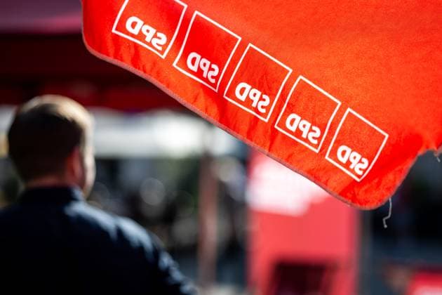 LANDTAGSWAHLKAMPF SPD THÜRINGEN 12 08 2024 - Erfurt: Einen Sonnenschirm mit SPD-Logo. Landtagswahlkampf der Thüringer SPD am 12. August 2024 auf dem Wenigemarkt in Erfurt. _________________ *** LANDTAGSWAHLKAMPF SPD THÜRINGEN 12 08 2024 Erfurt A parasol with SPD logo State election campaign of the Thuringian SPD on August 12, 2024 at the Wenigemarkt in Erfurt