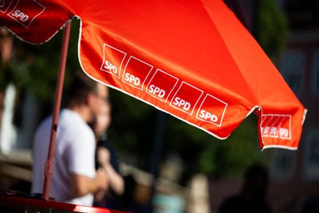 LANDTAGSWAHLKAMPF SPD THÜRINGEN 12 08 2024 - Erfurt: Ein Sonnenschirm mit SPD-Logo. Landtagswahlkampf der Thüringer SPD am 12. August 2024 auf dem Wenigemarkt in Erfurt. _________________ *** STATE ELECTION CAMPAIGN SPD THURINGIA 12 08 2024 Erfurt A parasol with SPD logo State election campaign of the Thuringian SPD on August 12, 2024 at the Wenigemarkt in Erfurt