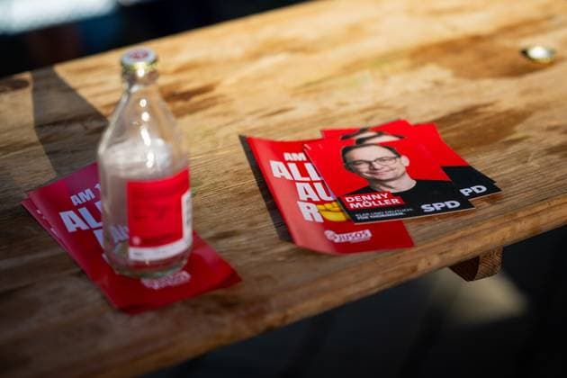 LANDTAGSWAHLKAMPF SPD THÜRINGEN 12 08 2024 - Erfurt: Flyer des MdL Denny Möller liegen auf den Tischen. Landtagswahlkampf der Thüringer SPD am 12. August 2024 auf dem Wenigemarkt in Erfurt. _________________ *** LANDTAGSWAHLKAMPF SPD THÜRINGEN 12 08 2024 Erfurt Flyers from MP Denny Möller are on the tables State election campaign of the Thuringian SPD on August 12, 2024 at Wenigemarkt in Erfurt