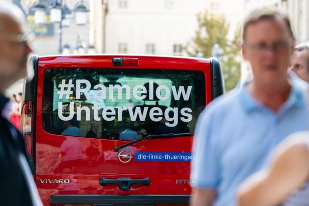 LANDTAGSWAHLKAMPF THÜRINGEN - DIE LINKE. - RAMELOWDIREKT 13 08 2024:- Weimar: Ein Fahrzeug mit der Aufschrift RamelowUnterwegs. Die Wahlkampfveranstaltung der Partei DIE LINKE. Thüringen RamelowUnterwegs am 13. August 2024 im Künstlergarten in Weimar. _________________ *** LANDTAGSWAHLKAMPF THÜRINGEN DIE LINKE RAMELOWDIREKT 13 08 2024 Weimar A vehicle with the inscription RamelowUnterwegs The election campaign event of the party DIE LINKE Thuringia RamelowUnterwegs on August 13, 2024 in the Künstlergarten in Weimar
