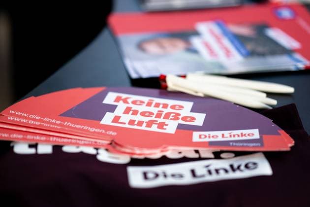 LANDTAGSWAHLKAMPF THÜRINGEN - DIE LINKE. - RAMELOWDIREKT 13 08 2024:- Weimar: Ein Fächer mit der Aufschrift Keime heiße Luft. Die Wahlkampfveranstaltung der Partei DIE LINKE. Thüringen RamelowUnterwegs am 13. August 2024 im Künstlergarten in Weimar. _________________ *** LANDTAGSWAHLKAMPF THÜRINGEN DIE LINKE RAMELOWDIREKT 13 08 2024 Weimar A fan with the inscription Keime heiße Luft The election campaign event of the party DIE LINKE Thüringen RamelowUnterwegs on August 13, 2024 in the Künstlergarten in Weimar