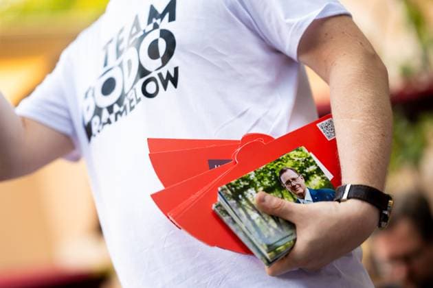 LANDTAGSWAHLKAMPF THÜRINGEN - DIE LINKE. - RAMELOWDIREKT 13 08 2024:- Weimar: Ein Wahlkampfhelfer mit einem Team Bodo Ramelow T-Shirt. Die Wahlkampfveranstaltung der Partei DIE LINKE. Thüringen RamelowUnterwegs am 13. August 2024 im Künstlergarten in Weimar. _________________ *** LANDTAGSWAHLKAMPF THÜRINGEN DIE LINKE RAMELOWDIREKT 13 08 2024 Weimar An election campaign helper with a team Bodo Ramelow T Shirt The election campaign event of the party DIE LINKE Thuringia RamelowOn the way on August 13, 2024 in the artist garden in Weimar