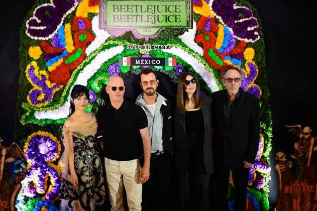 Beetlejuice Beetlejuice Mexico City Premiere (L-R) Jenna Ortega, Michael Keaton, Justin Theroux, Monica Bellucci and Tim Burton Posing for photos during the Beetlejuice Beetlejuice film Photocall at Mexico City Four Season Hotel. August 13, 2024 in Mexico City, Mexico. Mexico City CDMX Mexico Copyright: xCarlosxTischlerx