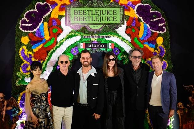 Beetlejuice Beetlejuice Mexico City Premiere (L-R) Jenna Ortega, Michael Keaton, Justin Theroux, Monica Bellucci, Tim Burton and Tommy Harper Posing for photos during the Beetlejuice Beetlejuice film Photocall at Mexico City Four Season Hotel. August 13, 2024 in Mexico City, Mexico. Mexico City CDMX Mexico Copyright: xCarlosxTischlerx