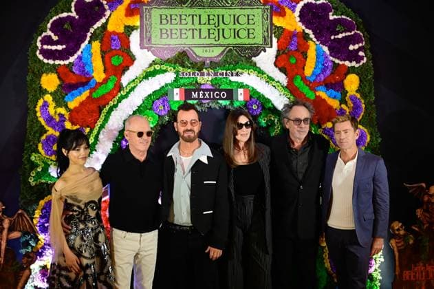 Beetlejuice Beetlejuice Mexico City Premiere (L-R) Jenna Ortega, Michael Keaton, Justin Theroux, Monica Bellucci, Tim Burton and Tommy Harper Posing for photos during the Beetlejuice Beetlejuice film Photocall at Mexico City Four Season Hotel. August 13, 2024 in Mexico City, Mexico. Mexico City CDMX Mexico Copyright: xCarlosxTischlerx