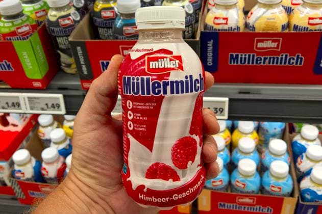 Die Unternehmensgruppe Theo Müller S.e.c.s. - UTM ist die Konzernobergesellschaft eines Lebensmittel- und Logistikkonzerns mit Sitz in Luxemburg - Stadt. Foto: Müllermilch mit Himbeer-Geschmack aus der gleichnamigen Molkerei. Plastikflasche mit Schraubverschluss *** Unternehmensgruppe Theo Müller S e c s UTM is the parent company of a food and logistics group based in Luxembourg City Photo Müllermilch with raspberry flavor from the dairy of the same name Plastic bottle with screw cap