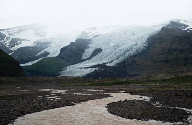 Creative Highlights World Icelandic landscape with glacier and river in the foreground, Iceland Höfn, Sveitarfélagið Hornafjörður, Iceland R_PJJZ240813-1511485-01