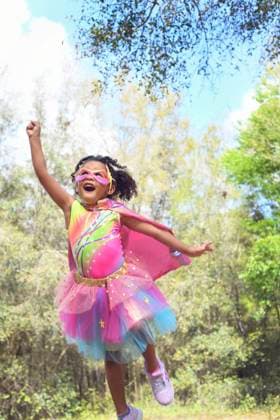 Creative Highlights Symbolbilder Young girl in superhero costume leaping with raised fist in a fo United States, Florida, Inverness CR_YWQX240807-1508110-01 ,model released, Symbolfoto