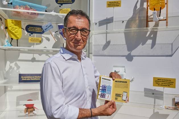 Bilder des Jahres 2024, News 08 August News Themen der Woche KW33 News Bilder des Tages Bundesernaehrungsminister Cem Oezdemir (Gruene) erklaerte am Mittwoch (14.08.2024) in Berlin, wie Lebensmittelverschwendung vermieden werden kann. Unter dem Motto Zu gut fuer die Tonne werben das Bundesministerium fuer Ernaehrung und Landwirtschaft und die Verbraucherzentrale mit einem XXL-Kuehlschrank fuer weniger Lebensmittelverschwendung. Der interaktive Kuehlschrank wird bis November in zehn deutschen Staedten Station machen und soll Antworten auf Fragen zur Lagerung von Lebensmitteln geben. (Siehe epd-Meldung vom 14.08.2024) EDITORIAL USE ONLY *** Federal Food Minister Cem Oezdemir Gruene explained on Wednesday 14 08 2024 in Berlin how food waste can be avoided Under the motto Too good for the garbage can, the Federal Ministry of Foo Copyright: epd-bild ChristianxDitsch epd-Lebensmittelverschwendung5-kopieren
