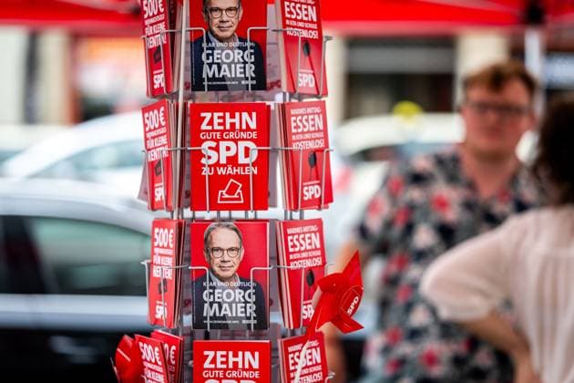 LANDTAGSWAHLKAMPF SPD THÜRINGEN IN EISENACH 14 08 2024 - Eisenach: Flyer am Stand der SPD. Wahlkampftour zur Landtagswahl der Thüringer SPD unter dem Thema Klar und deutlich Tour mit Georg Maier am 14. August 2024 in Eisenach. _________________ *** LAND DAY ELECTION CAMPAIGN SPD THURINGIA IN EISENACH 14 08 2024 Eisenach Flyer at the stand of the SPD campaign tour for the state election of the Thuringian SPD under the theme Klar und deutlich Tour with Georg Maier on August 14, 2024 in Eisenach