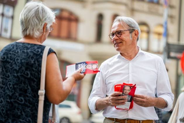 LANDTAGSWAHLKAMPF SPD THÜRINGEN IN EISENACH 14 08 2024 - Eisenach: Der Spitzenkandidat der SPD Thüringen, Georg Maier, im Gespräch. Wahlkampftour zur Landtagswahl der Thüringer SPD unter dem Thema Klar und deutlich Tour mit Georg Maier am 14. August 2024 in Eisenach. _________________ *** STATE ELECTION CAMPAIGN SPD THURINGIA IN EISENACH 14 08 2024 Eisenach The leading candidate of the SPD Thuringia, Georg Maier, in conversation Campaign tour for the state election of the Thuringian SPD under the theme Clear and concise Tour with Georg Maier on August 14, 2024 in Eisenach