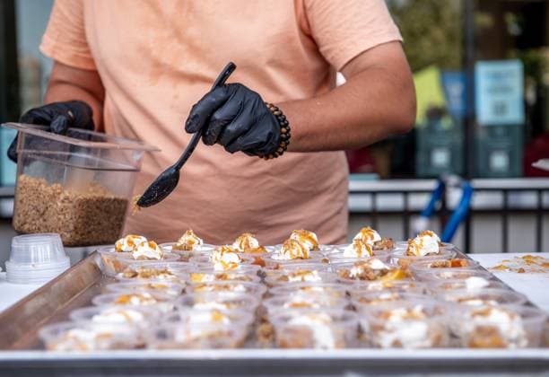 August 14, 2024, Toronto, On, Canada: Sample-sized peach bowls from Just Peachy are prepared on media preview day at the Canadian National Exhibition in Toronto on Wednesday, August 14, 2024. Toronto Canada  - ZUMAc35_ 20240814_zaf_c35_039 Copyright: xLauraxProctorx