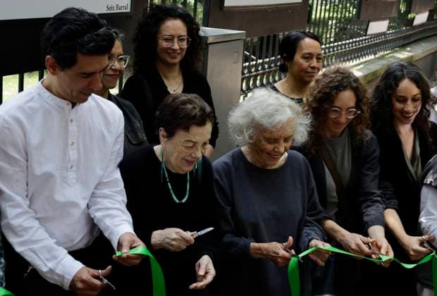 Photographic Tribute To Elena Poniatowska In Mexico Elena Poniatowska (r), Mexican writer and journalist, is standing at the center with photographer Graciela Iturbide (l), cutting a ribbon in Mexico City, Mexico, on August 14, 2024, during the inauguration of her photographic tribute, which is interweaving images by nineteen outstanding Mexican women photographers. Mexico City Mexico  Copyright: xGerardoxVieyrax originalFilename: vieyra-notitle240814_npqKj.jpg