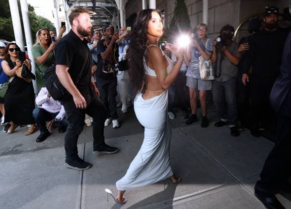 Bilder des Jahres 2024, Entertainment 08 August Entertainment Themen der Woche KW33 Entertainment Bilder des Tages Kim Kardashian Parades Very Busty Look With North - NYC Kim Kardashian looking ab fab as she steps out in Manhattan on Wednesday with her daughter North West. The reality star, 43, who recently inked a deal to develop scripted shows, displayed her cleavage and trim waist in a sexy white bra top paired with a skirt held up by strings. New York City, NY, USA, August 14, 2024. Photo by Dylan Travis ABACAPRESS.COM New York City NY United States  Copyright: xDylanxTravis ABACAx