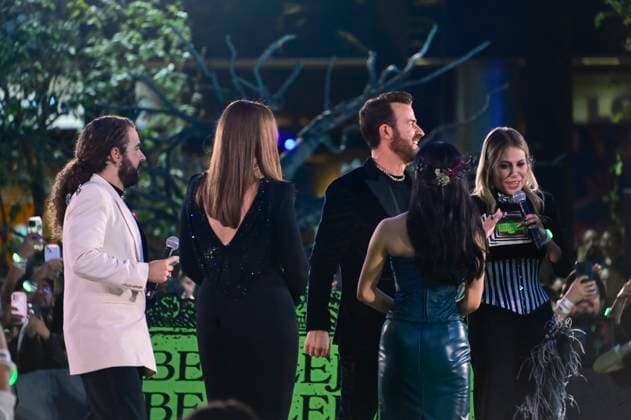August 14, 2024, Mexico City, Ciudad de Mexico, Mexico: Monica Bellucci, Justin Theroux, Jenna Ortega attend the black carpet of Beetlejuice Beetlejuice Fan Event at Cinepolis Toreo Parque Central. on August 14, 2024 in Mexico City, Mexico. Mexico City Mexico - ZUMAe321 20240814_zea_e321_122 Copyright: xCarlosxTischler xEyepixxGroupx