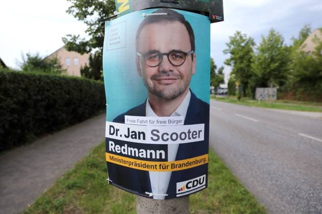 Satirische Verfremdung an einem Wahlplakat der CDU mit Jan Redmann (Spitzenkandidat) für die Landtagswahl in Brandenburg, Potsdam, 14. August 2024. Der Schriftzug Dr. Jan Redmann wurde durch hinzugefügte Aufkleber in Freie Fahrt für freie Bürger Dr. Jan Scooter Redmann geändert. Die Wahl findet am 22. September statt. Landtagswahl Brandenburg 2024: Adbusting Wahlplakat Redmann *** Satirical alienation on an election poster of the CDU with Jan Redmann top candidate for the state election in Brandenburg, Potsdam, August 14, 2024 The lettering Dr Jan Redmann was changed to Free ride for free citizens Dr Jan Scooter Redmann by adding stickers The election will take place on September 22 State election Brandenburg 2024 Adbusting election po