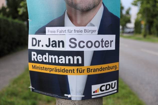 Satirische Verfremdung an einem Wahlplakat der CDU mit Jan Redmann (Spitzenkandidat) für die Landtagswahl in Brandenburg, Potsdam, 14. August 2024. Der Schriftzug Dr. Jan Redmann wurde durch hinzugefügte Aufkleber in Freie Fahrt für freie Bürger Dr. Jan Scooter Redmann geändert. Die Wahl findet am 22. September statt. Landtagswahl Brandenburg 2024: Adbusting Wahlplakat Redmann *** Satirical alienation on an election poster of the CDU with Jan Redmann top candidate for the state election in Brandenburg, Potsdam, August 14, 2024 The lettering Dr Jan Redmann was changed to Free ride for free citizens Dr Jan Scooter Redmann by adding stickers The election will take place on September 22 State election Brandenburg 2024 Adbusting election po
