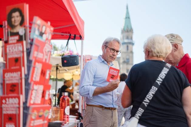 Georg Maier auf Wahlkampftour Georg Maier (SPD), Thüringer Innenminister, macht Wahlkampf am Markt in Meiningen am Infostand der SPD mit Coffee-Bike Meiningen Thüringen DEUTSCHLAND *** Georg Maier on the campaign trail Georg Maier SPD , Thuringian Minister of the Interior, campaigns at the SPD information stand in Meiningen with Coffee Bike Meiningen Thuringia GERMANY