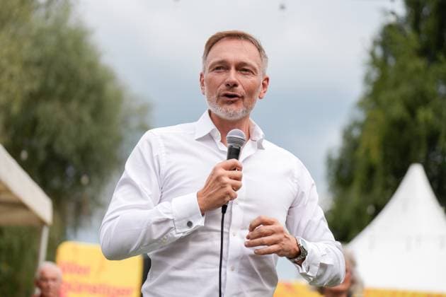 Parteivorsitzender der FDP und Bundesfinanzminister Christian Lindner beim Wahlkampf in BrandenburgParteivorsitzender der FDP und Bundesfinanzminister Christian Lindner beim Wahlkampf in Brandenburg Parteivorsitzender der FDP und Bundesfinanzminister Christian Lindner beim Wahlkampf in Brandenburg, Mahlower Seebad in Blankenfelde-Mahlow mit Zyon Braun Berlin Berlin GER *** Party Chairman of the FDP and Federal Minister of Finance Christian Lindner at the election campaign in BrandenburgParty Chairman of the FDP and Federal Minister of Finance Christian Lindner at the election campaign in Brandenburg Party Chairman of the FDP and Federal Minister of Finance Christian Lindner at the election campaign in Brandenburg, Mahlower Seebad in Blanke
