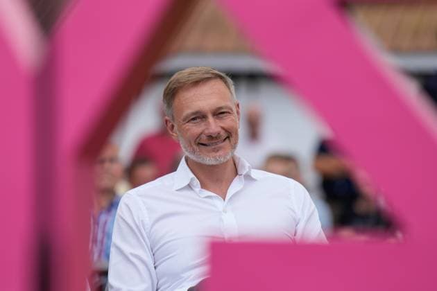 Parteivorsitzender der FDP und Bundesfinanzminister Christian Lindner beim Wahlkampf in BrandenburgParteivorsitzender der FDP und Bundesfinanzminister Christian Lindner beim Wahlkampf in Brandenburg Parteivorsitzender der FDP und Bundesfinanzminister Christian Lindner beim Wahlkampf in Brandenburg, Mahlower Seebad in Blankenfelde-Mahlow mit Zyon Braun Berlin Berlin GER *** Party Chairman of the FDP and Federal Minister of Finance Christian Lindner at the election campaign in BrandenburgParty Chairman of the FDP and Federal Minister of Finance Christian Lindner at the election campaign in Brandenburg Party Chairman of the FDP and Federal Minister of Finance Christian Lindner at the election campaign in Brandenburg, Mahlower Seebad in Blanke