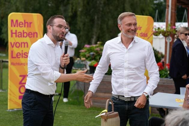 Parteivorsitzender der FDP und Bundesfinanzminister Christian Lindner beim Wahlkampf in BrandenburgParteivorsitzender der FDP und Bundesfinanzminister Christian Lindner beim Wahlkampf in Brandenburg Parteivorsitzender der FDP und Bundesfinanzminister Christian Lindner beim Wahlkampf in Brandenburg, Mahlower Seebad in Blankenfelde-Mahlow mit Zyon Braun Berlin Berlin GER *** Party Chairman of the FDP and Federal Minister of Finance Christian Lindner at the election campaign in BrandenburgParty Chairman of the FDP and Federal Minister of Finance Christian Lindner at the election campaign in Brandenburg Party Chairman of the FDP and Federal Minister of Finance Christian Lindner at the election campaign in Brandenburg, Mahlower Seebad in Blanke