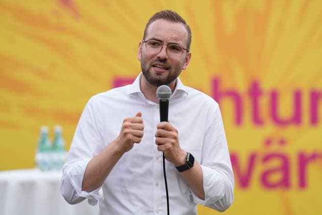 Zyon Braun, FDP Kandidat Parteivorsitzender der FDP und Bundesfinanzminister Christian Lindner beim Wahlkampf in Brandenburg, Mahlower Seebad in Blankenfelde-Mahlow mit Zyon Braun Berlin Berlin GER *** Zyon Braun, FDP candidate, party chairman of the FDP and Federal Minister of Finance Christian Lindner at the election campaign in Brandenburg, Mahlower Seebad in Blankenfelde Mahlow with Zyon Braun Berlin Berlin GER