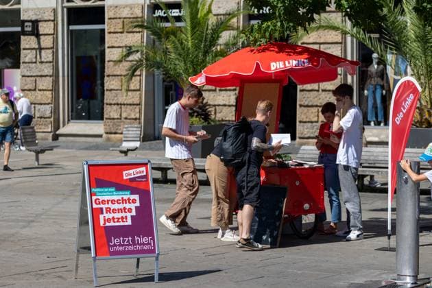 Landtagswahlkampf in Thüringen In der Fußgängerzone von Erfurt ist ein Wahlkampfstand der Partei Die Linke aufgebaut. Der Stand bietet Informationsmaterial und Werbemittel an und dient der Partei zur direkten Ansprache der Wähler. Erfurt Altstadt Thüringen Deutschland *** State election campaign in Thuringia An election campaign stand of the Left Party is set up in the pedestrian zone of Erfurt The stand offers information material and advertising material and is used by the party to address voters directly Erfurt Altstadt Thuringia Germany 20240815-6V2A6743