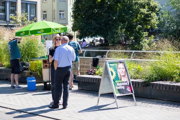 Landtagswahlkampf in Thüringen In der Fußgängerzone von Erfurt ist ein Wahlkampfstand der Grünen zu sehen, an dem die Spitzenkandidatin Madeleine Henfling präsent ist. Der Stand informiert über die Partei und deren Wahlziele und bietet den Bürgern die Möglichkeit, sich direkt mit Henfling und ihrem Team auszutauschen. Erfurt Altstadt Thüringen Deutschland *** State election campaign in Thuringia A Green Party campaign stand can be seen in the pedestrian zone of Erfurt, where top candidate Madeleine Henfling is present The stand provides information about the party and its election objectives and offers citizens the opportunity to talk directly to Henfling and her team Erfurt Old Town Thuringia Germany 20240815-6V2A6761
