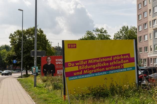 Landtagswahlkampf in Thüringen Ein Großplakat der FDP in Erfurt fordert mit der Aufschrift Du willst Mittelstand stärken, Bildungslücke schließen und Migration ordnen? Dann Kemmerich wählen - Zweitstimme FDP! zur Wahl von Thomas Kemmerich und der FDP bei der Landtagswahl auf. Erfurt Altstadt Thüringen Deutschland *** State election campaign in Thuringia A large FDP poster in Erfurt with the inscription You want to strengthen the middle class, close the education gap and organize migration Then vote for Kemmerich Second vote FDP for the election of Thomas Kemmerich and the FDP in the state election in Erfurt Old Town Thuringia Germany 20240815-6V2A6456