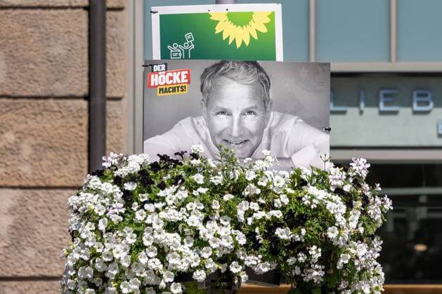 Landtagswahlkampf in Thüringen Der obere Teil eines AfD-Wahlplakats zeigt den Kopf des Parteivorsitzenden Bernd Höcke mit der Aufschrift Der Höcke machts. Das Plakat ist auf einem Blumentopf platziert und verdeckt teilweise ein Plakat der Grünen. Erfurt Altstadt Thüringen Deutschland *** State election campaign in Thuringia The upper part of an AfD election poster shows the head of party leader Bernd Höcke with the inscription Der Höcke machts The poster is placed on a flower pot and partially covers a poster of the Green Party Erfurt Altstadt Thüringen Germany 20240815-6V2A6736