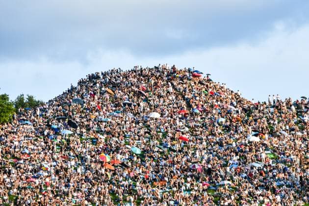 Bilder des Jahres 2024, News 08 August News Themen der Woche KW33 News Bilder des Tages München, Olympiapark, Konzert der Band Coldplay 15.08.2024, Fans der Band Coldplay treffen sich im Olympiapark von München während ei Band im Olympiastation ihr erstes Konzert gibt. Copyright. Midori Ikenouchi Alexander Trienitz München Olympiapark Bayern Deutschland *** Munich, Olympiapark, concert of the band Coldplay 15 08 2024, Fans of the band Coldplay meet in the Olympiapark of Munich while the band gives their first concert in the Olympiastation Copyright Midori Ikenouchi Alexander Trienitz Munich Olympiapark Bavaria Germany