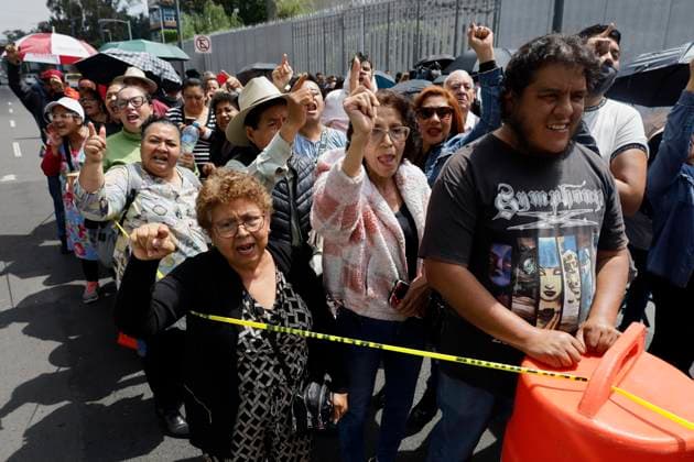 Claudia Sheinbaum, Mexico s President-elect, Arrives At TRIFE Supporters of Claudia Sheinbaum, president-elect of Mexico, are waiting for her this Thursday, August 15, 2024, outside the Federal Electoral Tribunal in Mexico City, Mexico, to receive the official certificate that accredits her as President of the United Mexican States after winning the election on June 2. Mexico City Mexico  Copyright: xGerardoxVieyrax originalFilename: vieyra-notitle240815_nptFi.jpg