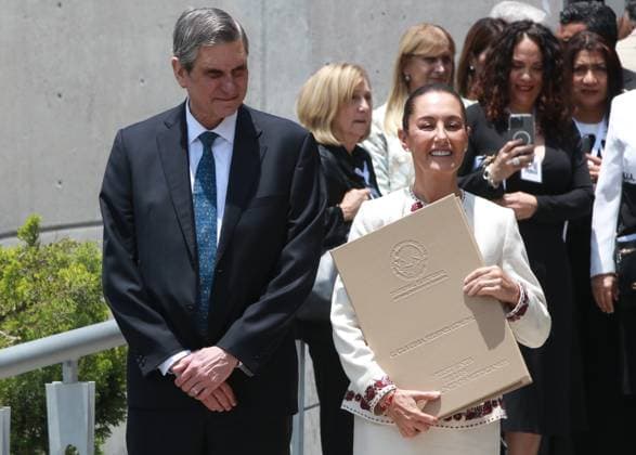 Claudia Sheinbaum Pardo, shows the certificate of qualifying majority after receiving it from the Electoral Tribunal of the Judicial Branch of the Federation (TEPJF) that endorses her as the new president-elect of Mexico for the period 2024-2030 after the solemn session in the Electoral Tribunal of the Judicial Branch of the Federation Mexico City Mexico - ZUMAe321 20240815_zia_e321_043 Copyright: xJosexLuisxToralesx
