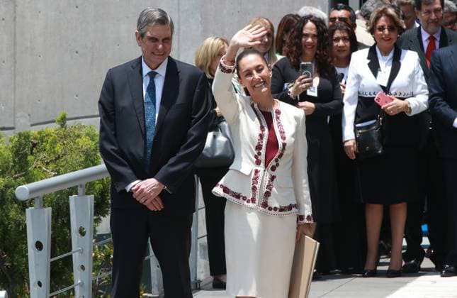 Claudia Sheinbaum Pardo, salutes after receiving the certificate of qualifying majority from the Electoral Tribunal of the Judicial Branch of the Federation (TEPJF) that endorses her as the new president-elect of Mexico for the period 2024-2030 after the solemn session in the Electoral Tribunal of the Judicial Branch of the Federation Mexico City Mexico - ZUMAe321 20240815_zia_e321_044 Copyright: xJosexLuisxToralesx