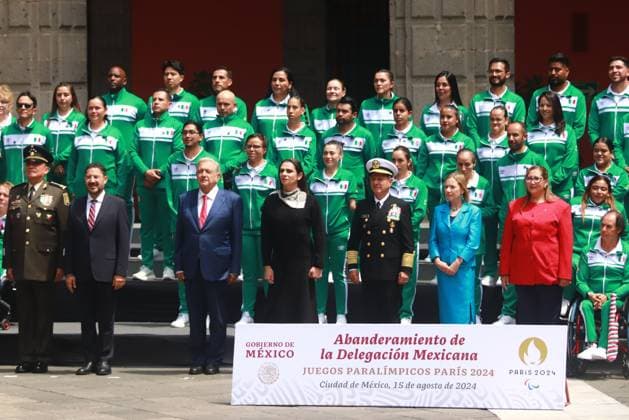 Flag-Bearing Ceremony for the Mexican Paralympic athletes to Paralympic Games Paris 2024 (L-R) Minister of Mexican Army Luis Cresencio Sandoval, Mexico City Head of Government Marti Batres, Mexican President Andres Manuel Lopez Obrador, Director of the National Commission for Physical Culture and Sport of Mexico (CONADE) Ana Gabriela Guevara and Mexican Navy Minister Rafael Ojeda Duran posing whit the Mexican Paralympic athletes during the flag-bearing ceremony for the Mexican Paralympic athletes that will participate in Paralympic Games Paris 2024, at the National Palace. on August 15, 2024 in Mexico City, Mexico. (Photo by Carlos Santiago Eyepix Group) Copyright: xCarlosxSantiago xEyepixxGroupx CS_15082024_127699