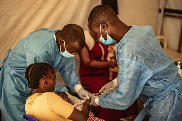 Bilder des Jahres 2024, News 08 August News Themen der Woche KW33 News Bilder des Tages (240815) -- NYIRAGONGO (DRC), Aug. 15, 2024 -- A child caught mpox gets treatment at a hospital in the Nyiragongo territory near Goma, North Kivu province, eastern Democratic Republic of the Congo (DRC), on Aug. 15, 2024. The World Health Organization (WHO) declared Wednesday mpox a public health emergency of international concern (PHEIC), sounding the alarm over its potential for further international transmission. WHO s declaration came after the Africa Centers for Disease Control and Prevention (Africa CDC) declared the ongoing mpox outbreak a public health emergency for the continent. (Photo by Xinhua) DR CONGO-NORTH KIVU-NYIRAGONGO-MPOX-TREATMENT ZanemxNetyxZaidi 