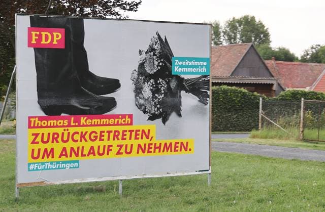Wahlplakate 14.08.2024, Grossobringen, Wahlplakate zur Landtagswahl am 01.09.2024 in Thueringen im Bild: Grossflaechenplakat der FDP - Thomas L. Kemmerich - Zurueckgetreten, um Anlauf zu nehmen - zu sehen sind Fuesse vor einem Blumenstrauss - Kemmerich wurden bei der letzten Landtagswahl nach der Annahme des Postens zum Ministerpraesidenten Blume von Susanne Hennig-Wellsow vor die Fuesse geworfen *** Election posters 14 08 2024, Grossobringen, election posters for the state election on 01 09 2024 in Thuringia in the picture large poster of the FDP Thomas L Kemmerich Stepped back to take a run-up to see feet in front of a bouquet of flowers Kemmerich was thrown in front of the feet of Susanne Hennig Wellsow at the last state election aft