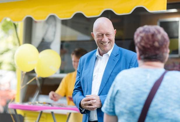 Thomas Kemmerich auf Wahlkampftour Thomas L. Kemmerich, Fraktions- und Landesvorsitzender der FDP und Spitzenkandidat für die Landtagswahl, macht Wahlkampf am Dianabrunnen am Infostand der FDP. Am 1.September 2024 wird in Thüringen ein neuer Landtag gewählt. Suhl Thüringen DEUTSCHLAND *** Thomas Kemmerich on the campaign trail Thomas L Kemmerich, parliamentary group and state chairman of the FDP and top candidate for the state election, campaigns at the FDP information stand at the Diana Fountain On September 1, 2024, a new state parliament will be elected in Thuringia Suhl Thuringia GERMANY