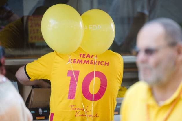 Thomas Kemmerich auf Wahlkampftour Thomas L. Kemmerich, Fraktions- und Landesvorsitzender der FDP und Spitzenkandidat für die Landtagswahl, macht Wahlkampf am Dianabrunnen am Infostand der FDP. Am 1.September 2024 wird in Thüringen ein neuer Landtag gewählt. Suhl Thüringen DEUTSCHLAND *** Thomas Kemmerich on the campaign trail Thomas L Kemmerich, parliamentary group and state chairman of the FDP and top candidate for the state election, campaigns at the FDP information stand at the Diana Fountain On September 1, 2024, a new state parliament will be elected in Thuringia Suhl Thuringia GERMANY