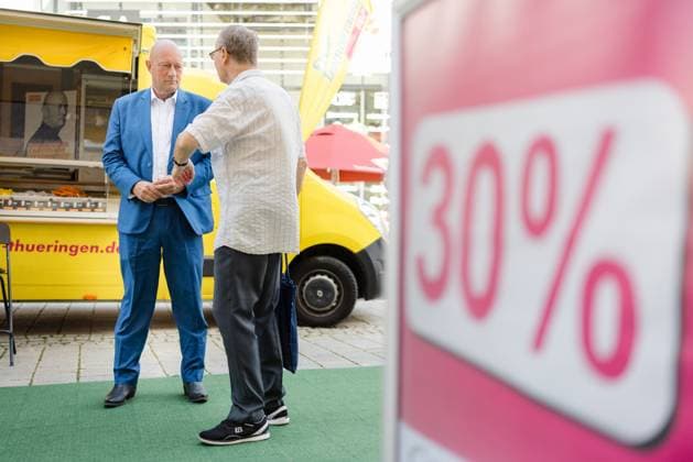 Thomas Kemmerich auf Wahlkampftour Thomas L. Kemmerich, Fraktions- und Landesvorsitzender der FDP und Spitzenkandidat für die Landtagswahl, macht Wahlkampf am Dianabrunnen am Infostand der FDP. Am 1.September 2024 wird in Thüringen ein neuer Landtag gewählt. Suhl Thüringen DEUTSCHLAND *** Thomas Kemmerich on the campaign trail Thomas L Kemmerich, parliamentary group and state chairman of the FDP and top candidate for the state election, campaigns at the FDP information stand at the Diana Fountain On September 1, 2024, a new state parliament will be elected in Thuringia Suhl Thuringia GERMANY