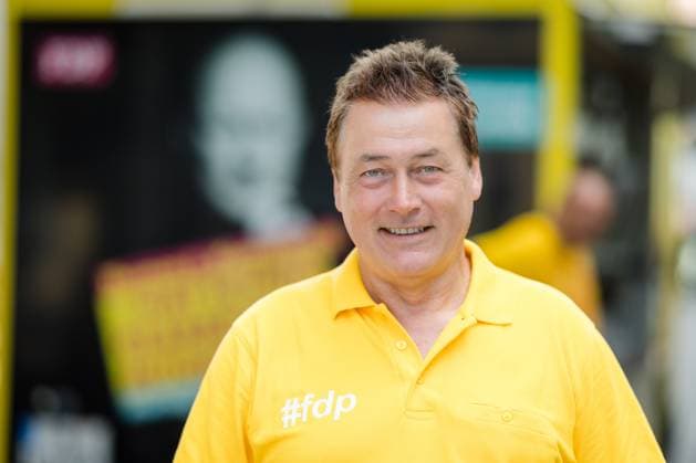 Gerald Ullrich FDP Gerald Ullrich, Bundestagsabgeordneter der FDP, unterstützt den Wahlkampf am Dianabrunnen am Infostand der FDP. Am 1.September 2024 wird in Thüringen ein neuer Landtag gewählt. Suhl Thüringen DEUTSCHLAND *** Gerald Ullrich FDP Gerald Ullrich, member of the Bundestag for the FDP, supports the election campaign at the FDP information stand at the Dianabrunnen On September 1, 2024, a new state parliament will be elected in Thuringia Suhl Thuringia GERMANY
