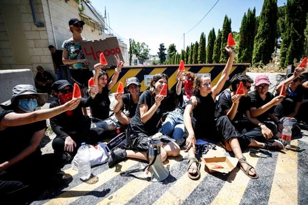 Bilder des Jahres 2024, News 08 August News Themen der Woche KW33 News Bilder des Tages ISRAEL-PALESTINIAN-CONFLICT-PROTEST Israeli protesters hold placards in a protest to call for an end to the war in Gaza, during Britain s Foreign Secretary David Lammy s visit, in Jerusalem, August 16,2024. photo by saeed qaq Copyright: xSAEEDQAQx _B9Z0486