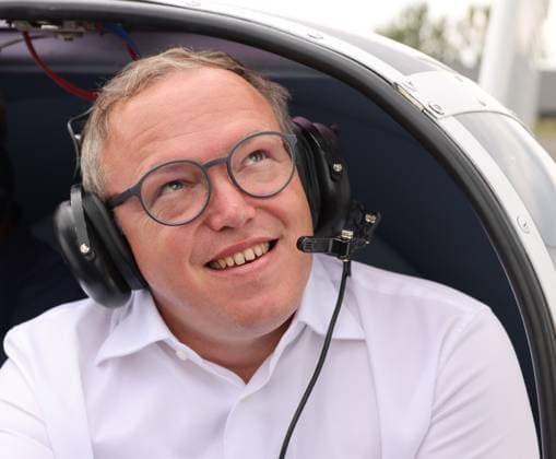 Thueringen Wahlkampf CDU 15.08.2024, Germany, Thueringen, Eisenach, Flughafen Kindel,, Wahlkampf der CDU zur Landtagswahl mit Spitzenkandidat Prof. Mario Voigt, Portrait, Interview Gestik, Flugzeug, Elektroflugzeug Eisenach Thueringen Germany *** Thueringen election campaign CDU 15 08 2024, Germany, Thueringen, Eisenach, Airport Kindel,,, CDU election campaign for the state election with top candidate Prof Mario Voigt, portrait, interview gestures, airplane, electric airplane Eisenach Thueringen Germany