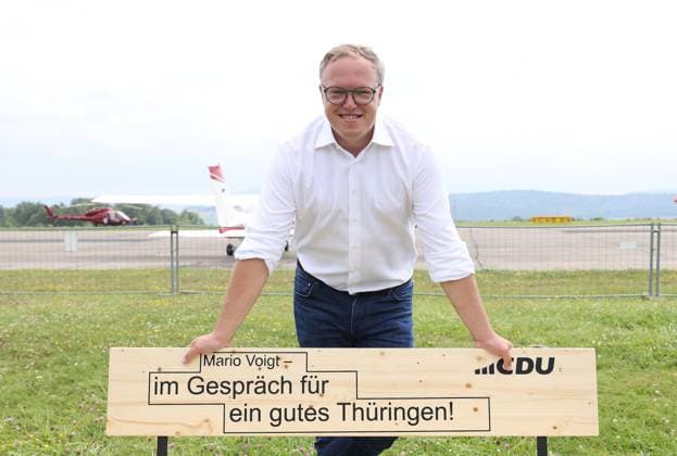 Thueringen Wahlkampf CDU 15.08.2024, Germany, Thueringen, Eisenach, Flughafen Kindel,, Wahlkampf der CDU zur Landtagswahl mit Spitzenkandidat Prof. Mario Voigt, Portrait, Interview Gestik, Flugzeug, Elektroflugzeug Eisenach Thueringen Germany *** Thueringen election campaign CDU 15 08 2024, Germany, Thueringen, Eisenach, Airport Kindel,,, CDU election campaign for the state election with top candidate Prof Mario Voigt, portrait, interview gestures, airplane, electric airplane Eisenach Thueringen Germany