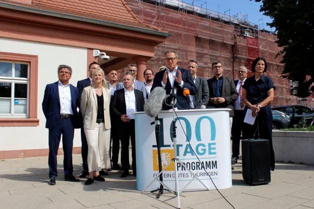 cdu 100 tage regierungsprogramm Erfurt, 16.08.2024 CDU-Spitzenkandidat zur Landtagswahl in Thüringen, Mario Voigt stell sein 100-Tage-Regierungsprogramms vor, das ein 13-köpfiges Expertenteam erstellt hat. Das Gremium hat nach 2 Wochen intensiver Arbeit zentrale Kernanliegen und Projekte formuliert, die jetzt in konkretes politisches Handeln für die ersten 100 Tage einer CDU-geführten Regierung fließen sollen. Die Pressekonferenz fand vor der Thüringer Staatskanzlei in Erfurt statt, in der sich zurzeit eine Baustelle befindet. Im Foto: Foto Mario Gentzel Thüringen Deutschland *** cdu 100-day government program Erfurt, 16 08 2024 CDU top candidate for the state election in Thuringia, Mario Voigt presented his 100-day government pr Copyright: xMarioxGentzelx