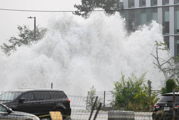 Kanada, Rohbruch sorgt für Überschwemmung in Montreal August 16, 2024, Montreal, Pq, Canada: A broken watermain spews water into the air on a street in Montreal, Friday, August 16, 2024, causing flooding in several streets of the area. Montreal Canada  - ZUMAc35_ 20240816_zaf_c35_001 Copyright: xGrahamxHughesx