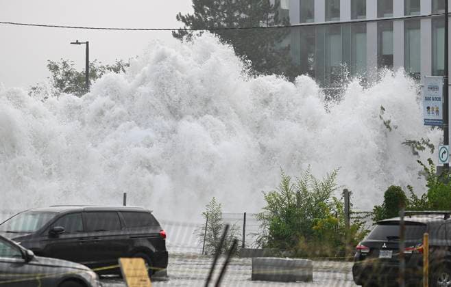 Kanada, Rohbruch sorgt für Überschwemmung in Montreal August 16, 2024, Montreal, Pq, Canada: A broken watermain spews water into the air on a street in Montreal, Friday, August 16, 2024, causing flooding in several streets of the area. Montreal Canada  - ZUMAc35_ 20240816_zaf_c35_002 Copyright: xGrahamxHughesx