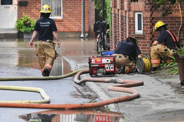 Kanada, Rohbruch sorgt für Überschwemmung in Montreal August 16, 2024, Montreal, Pq, Canada: Firefighters use hoses to drain water from a street after a watermain break on a street in Montreal, Friday, August 16, 2024, causing flooding in several streets of the area. Montreal Canada  - ZUMAc35_ 20240816_zaf_c35_007 Copyright: xGrahamxHughesx