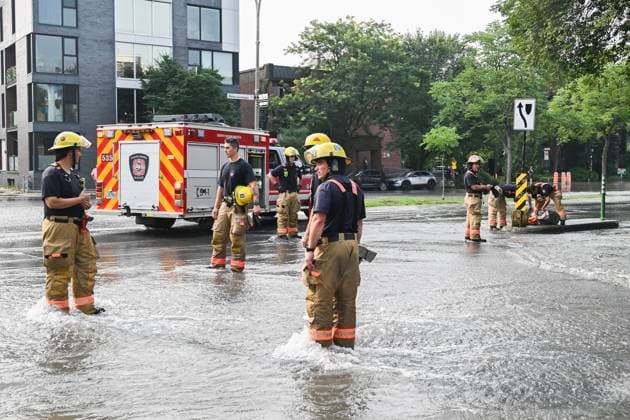 Kanada, Rohbruch sorgt für Überschwemmung in Montreal August 16, 2024, Montreal, Pq, Canada: Firefighters survey the scene after a watermain break on a street in Montreal, Friday, August 16, 2024, causing flooding in several streets of the area. Montreal Canada  - ZUMAc35_ 20240816_zaf_c35_009 Copyright: xGrahamxHughesx