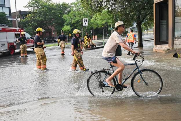 Kanada, Rohbruch sorgt für Überschwemmung in Montreal August 16, 2024, Montreal, Pq, Canada: Firefighters survey the scene after a watermain break on a street in Montreal, Friday, August 16, 2024, causing flooding in several streets of the area. Montreal Canada  - ZUMAc35_ 20240816_zaf_c35_010 Copyright: xGrahamxHughesx